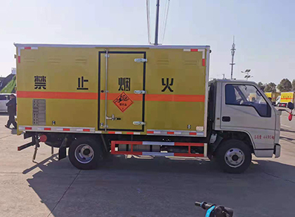 和政爆破器材运输车工人安全操作规范与智能技术保障